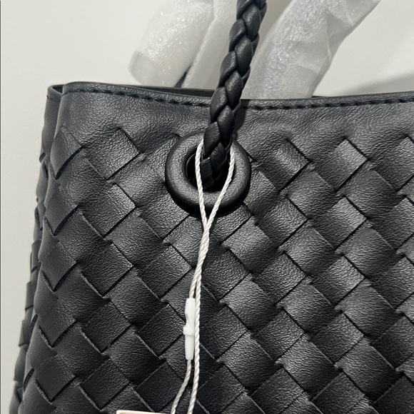 Sleek Soera Black Woven Tote Bag - Picture 6 of 12